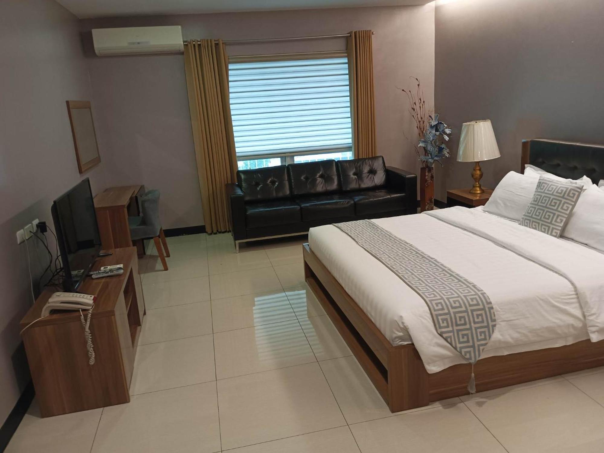 Ybc Grand Hotel Olongapo Oda fotoğraf